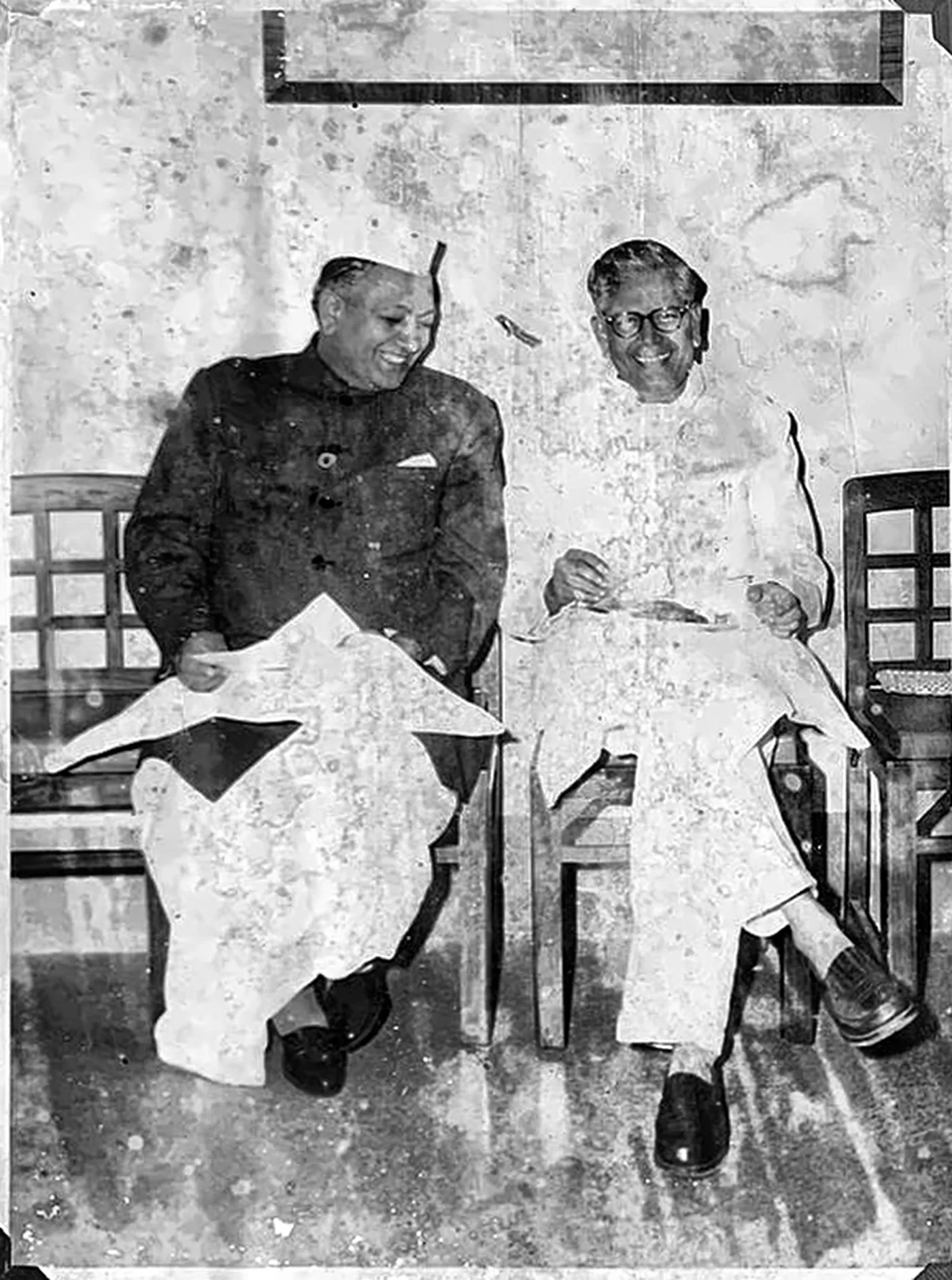 K. L. Garg, in a Gandhi cap and dark bandhgala, seated in conversation with R. Venkataraman in a white kurta and dark spectacles