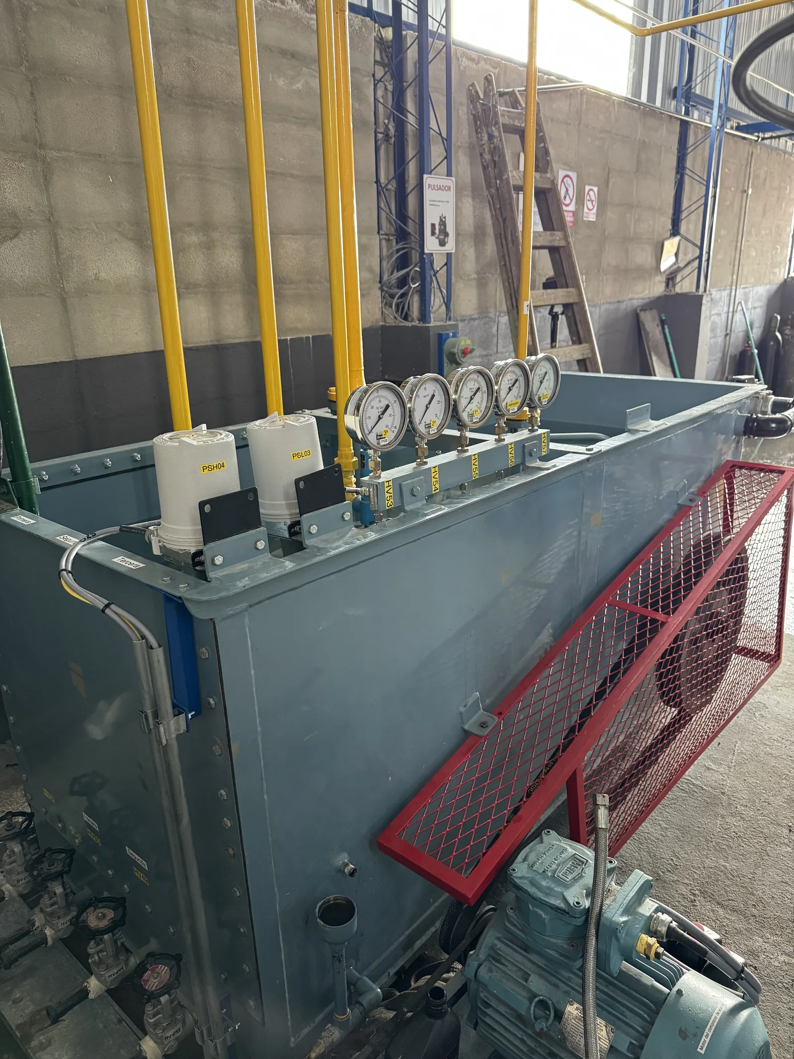 Reciprocating acetylene compressor with its drive and cooling arrangement in a filling station