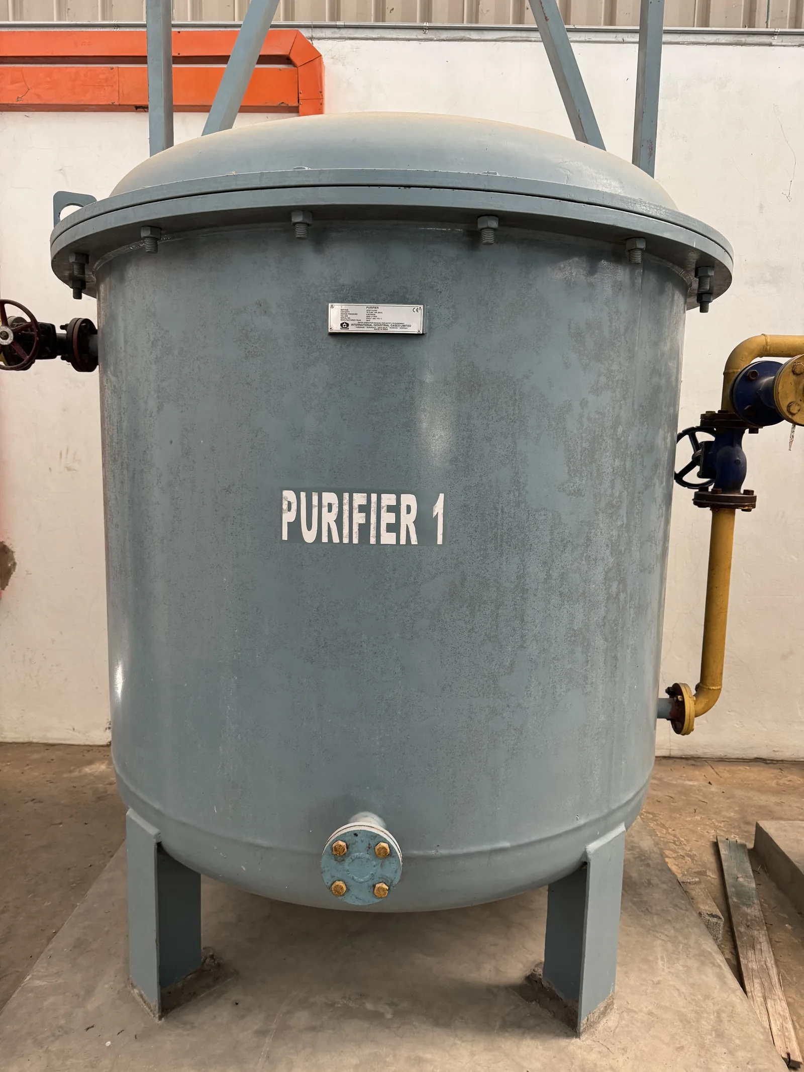 Acetylene purifier vessel in the gas train of an acetylene generating plant