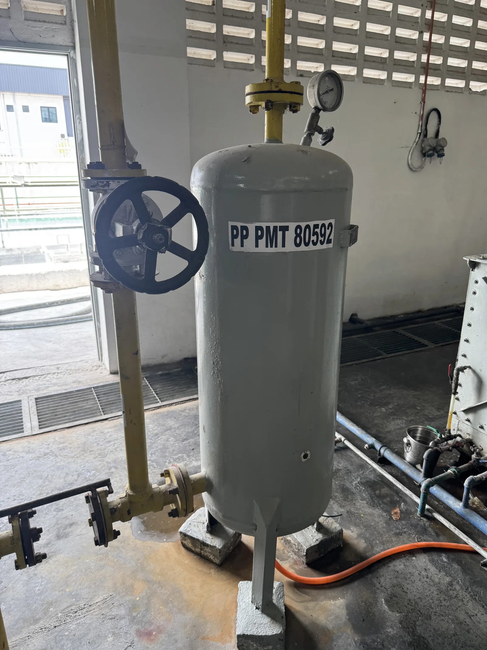 Water filled scrubber vessel that washes purifying chemical out of the acetylene stream