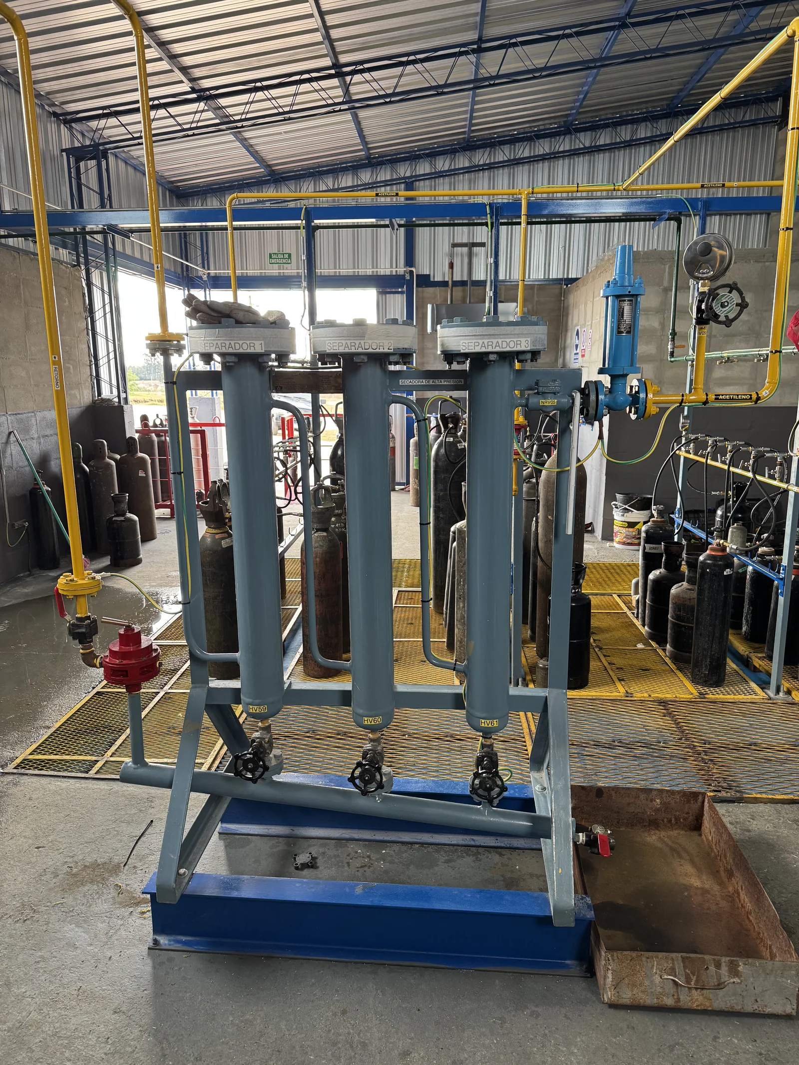 High-pressure drier vessel in the acetylene purification train before cylinder filling