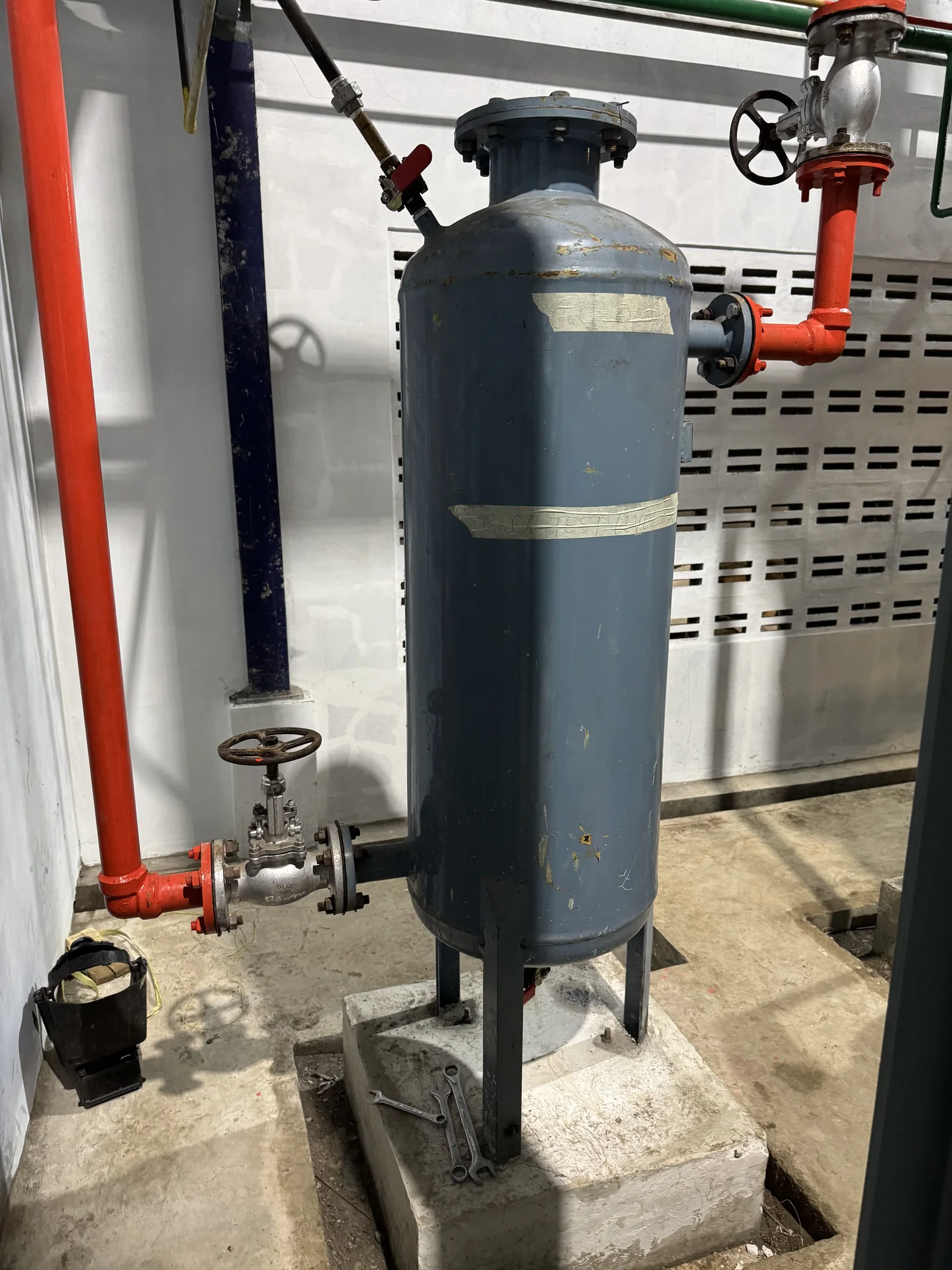 Low pressure dryer vessel charged with calcium chloride in an acetylene gas train