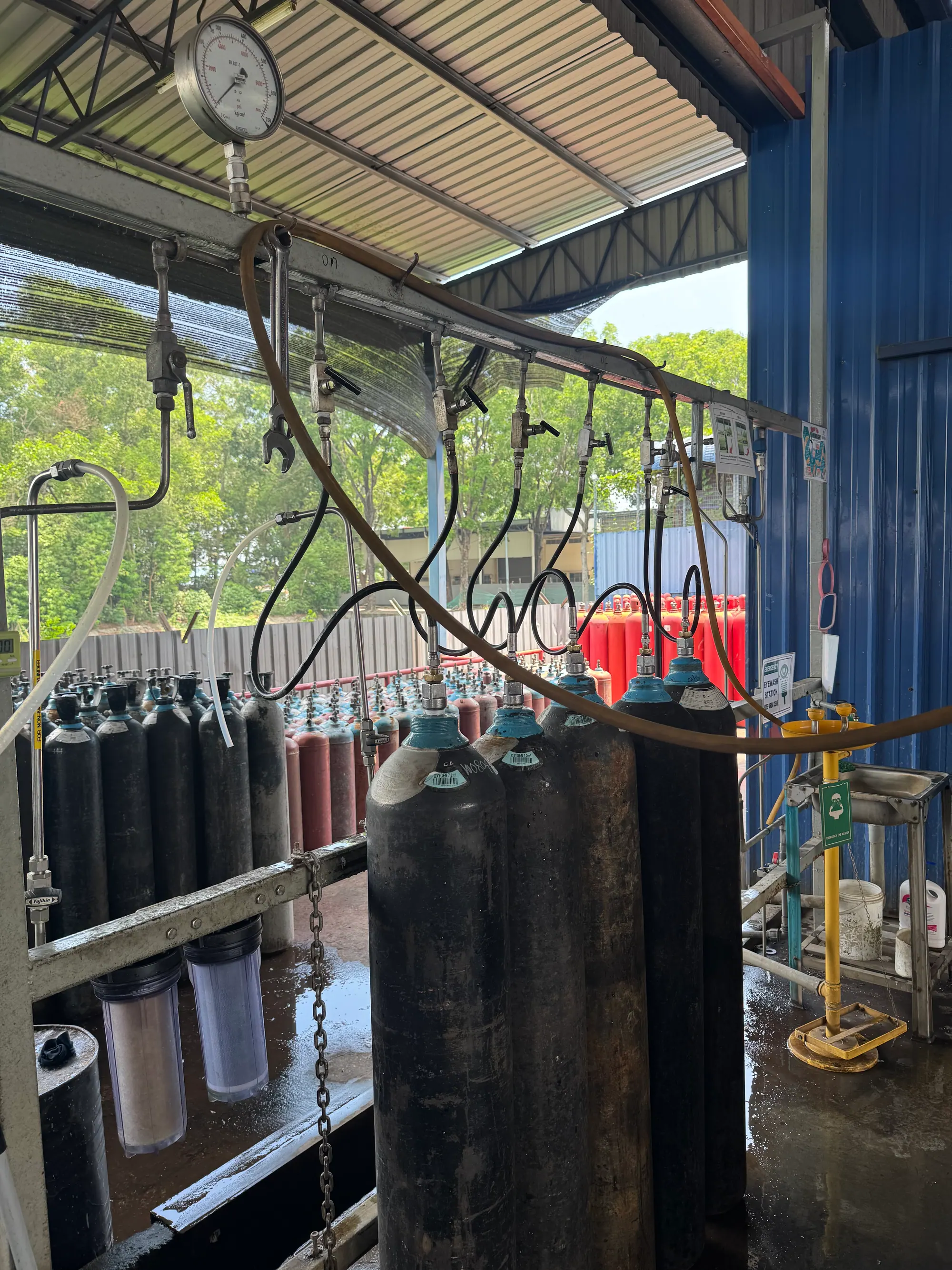 Cylinder filling manifold with pressure gauge and flexible pigtails connected to cylinders below
